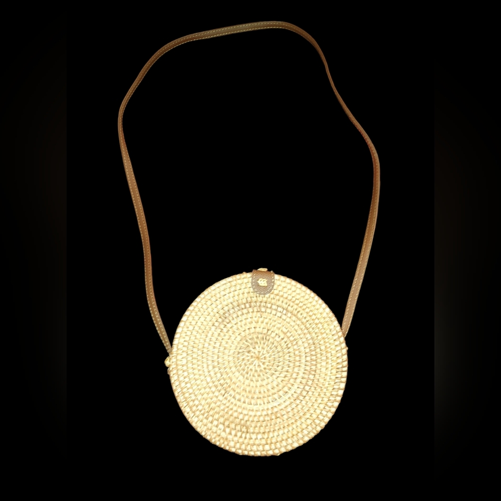 Round wicker purse
